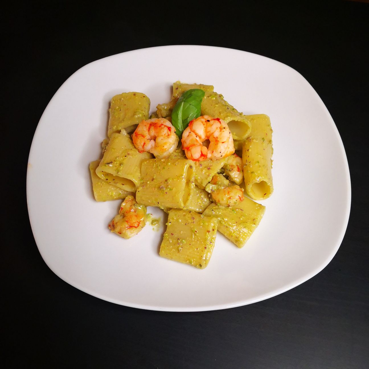 Paccheri con pesto di pistacchi e gamberi