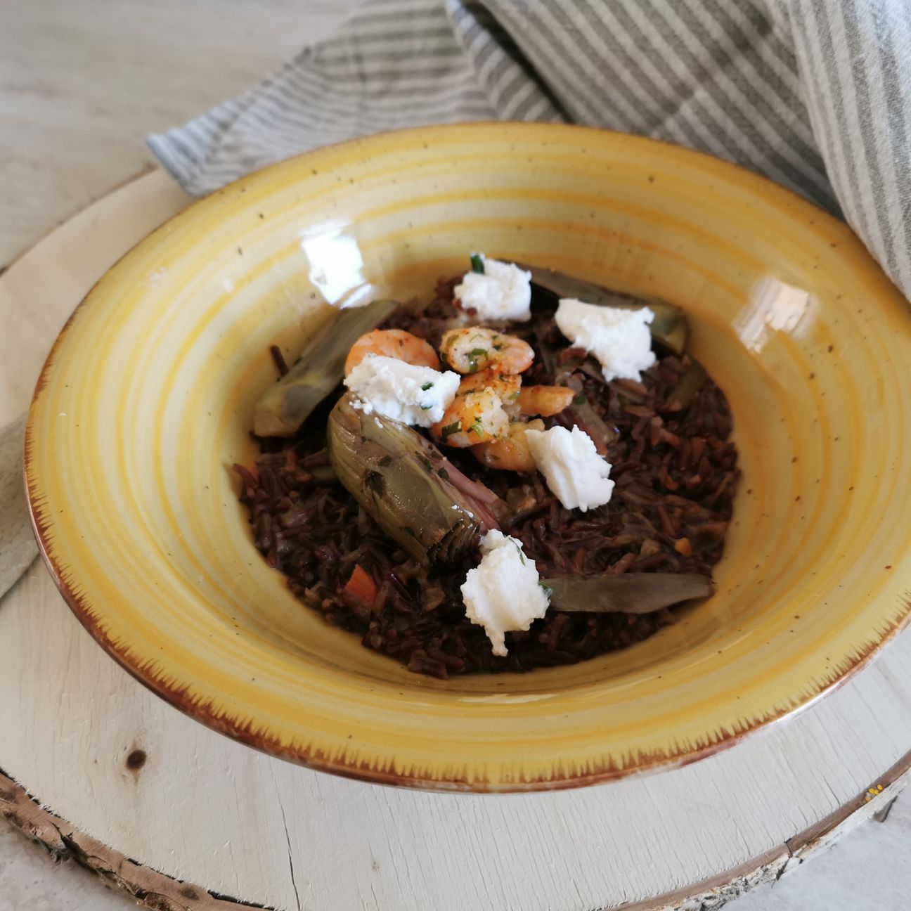 Riso rosso integrale con musse di carciofi e gamberetti