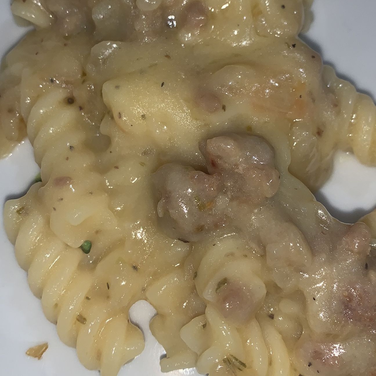 Fusilli con salsiccia , patate al formaggio e rosmarino.