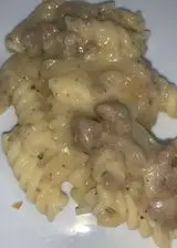 Ricetta Fusilli con salsiccia , patate al formaggio e rosmarino.