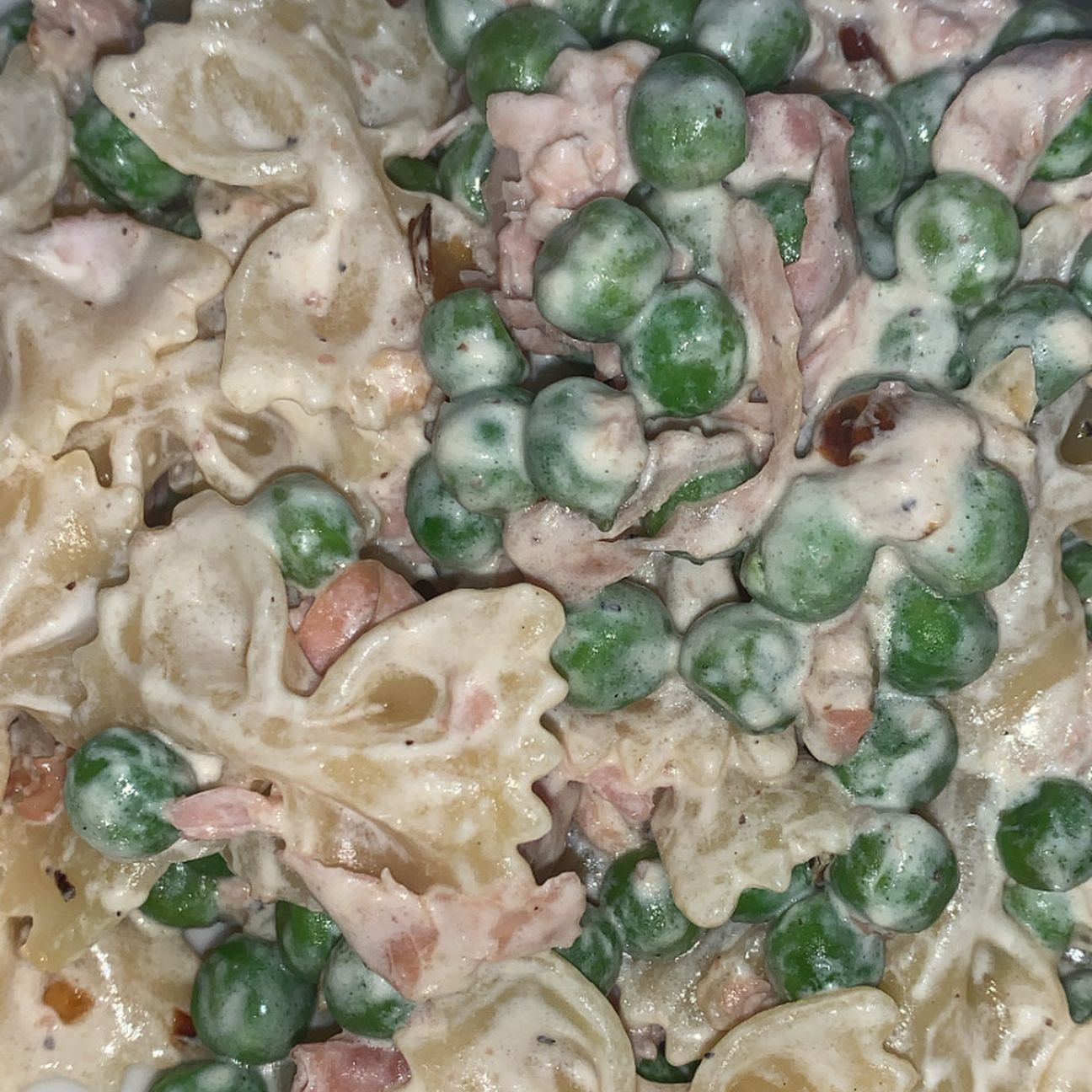 Farfalle con panna , piselli e prosciutto .