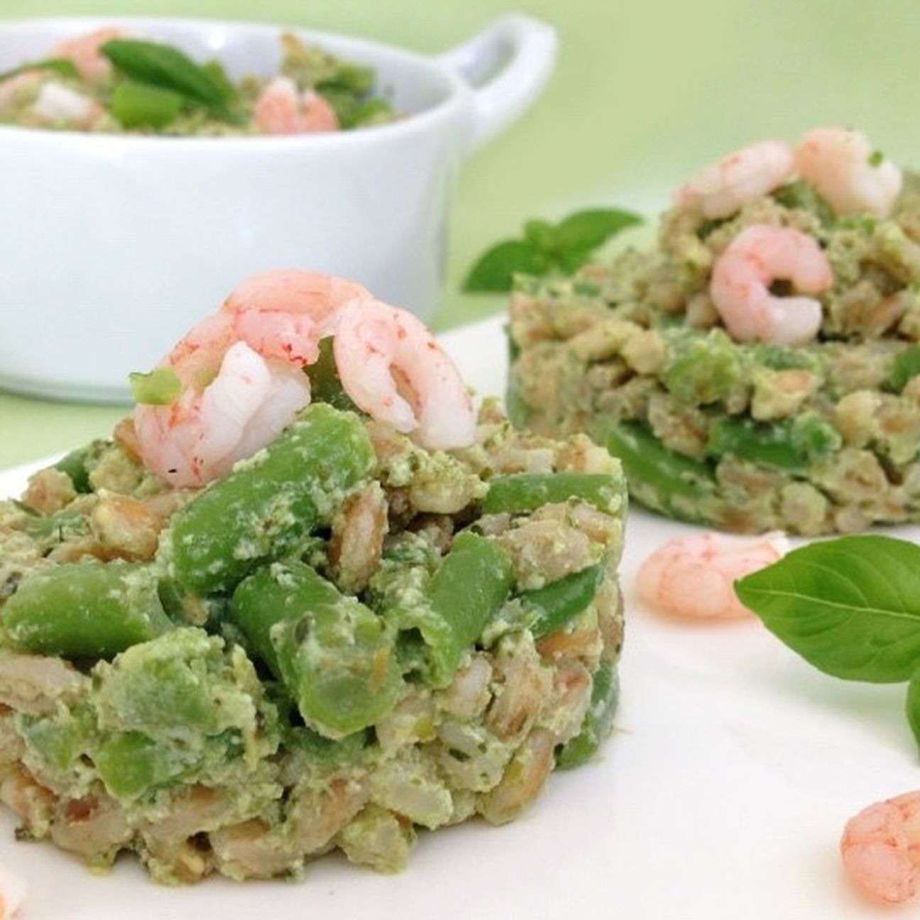 INSALATA DI FARRO CON PESTO, GAMBERETTI E FAGIOLINI