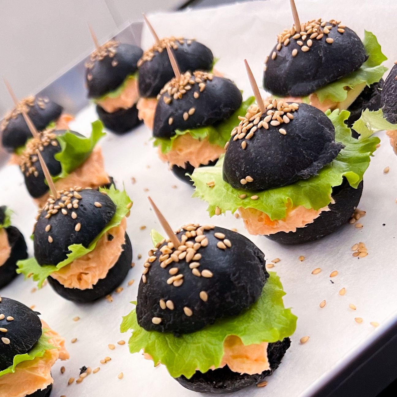 Mini Burger Buns al nero di seppia e salmone