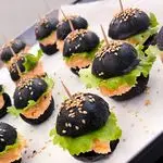 Ricetta Mini Burger Buns al nero di seppia e salmone