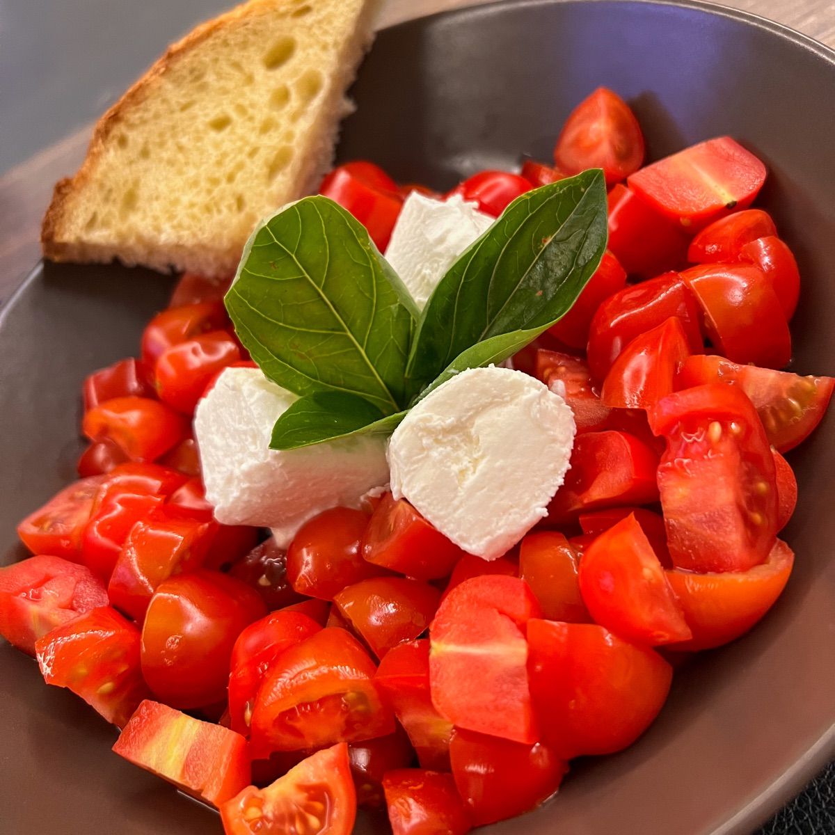 Pomodori e caprino di latte vaccino