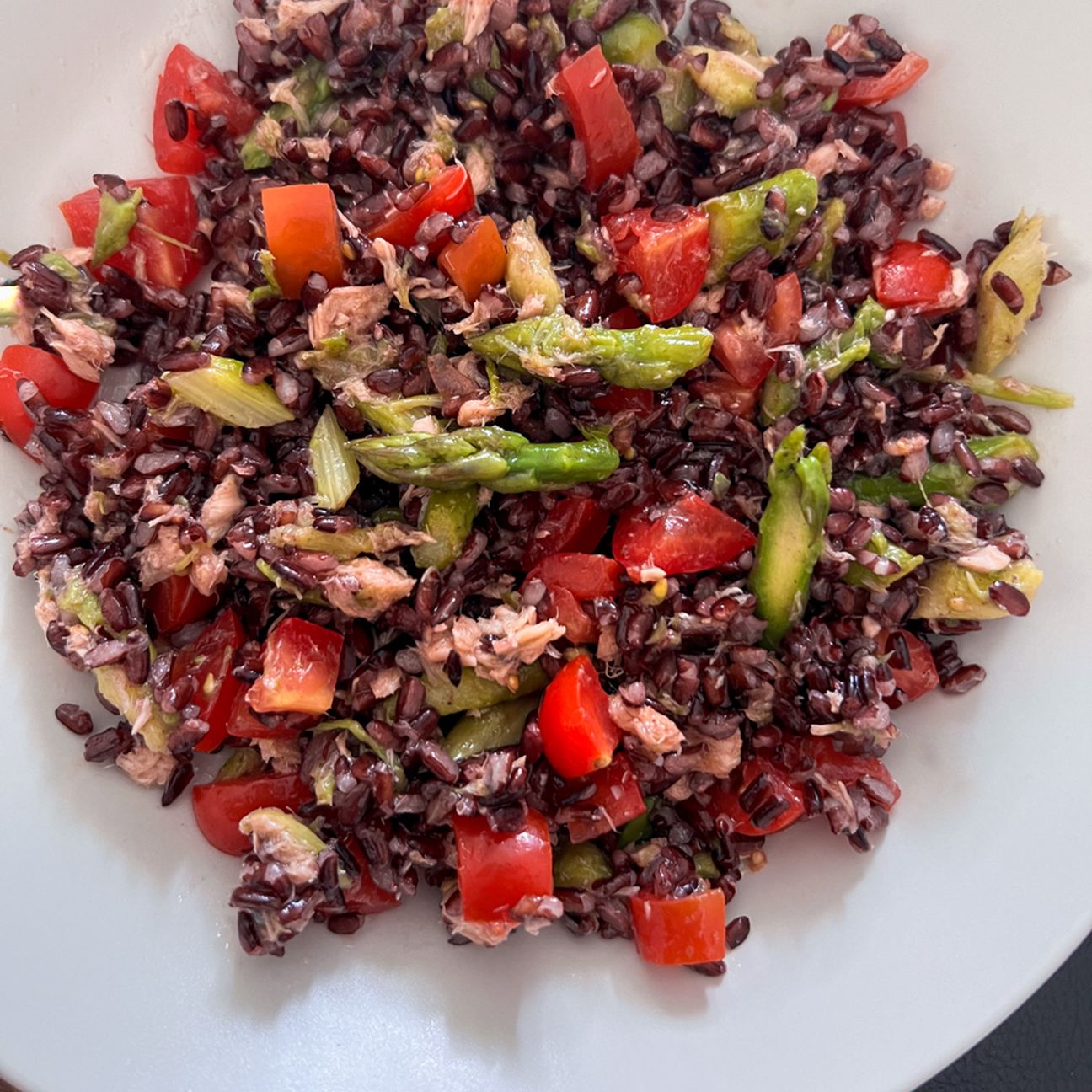 Insalata di riso venere con asparagi, pomodorini e tonno