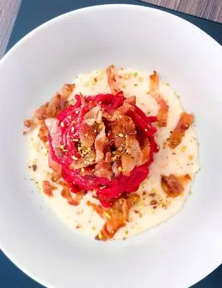Ricetta Spaghetti barbabietola e guanciale croccante su crema di parmigiano di ipasticcidililyeteo
