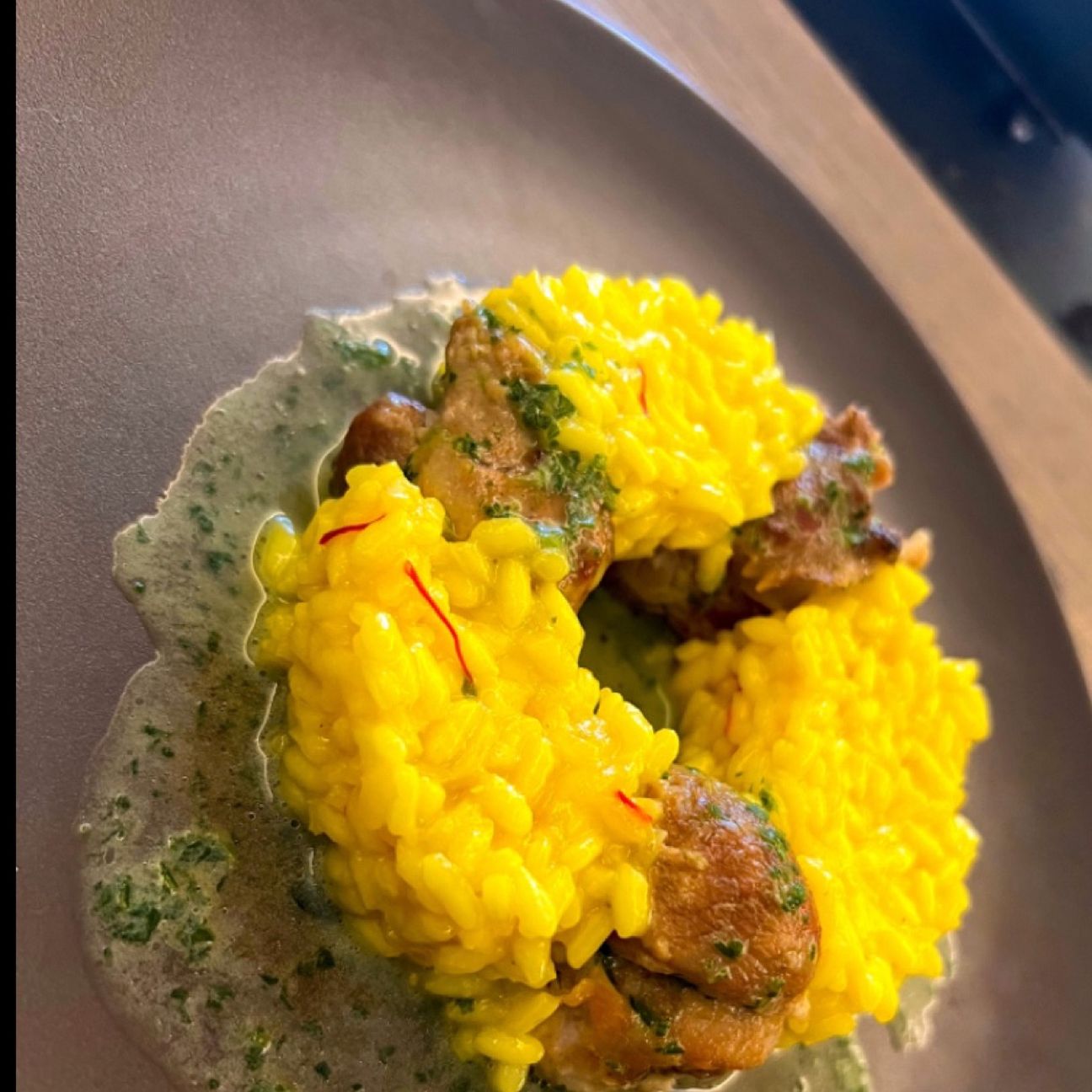 Risotto allo zafferano e ossobuco su salsa al prezzemolo