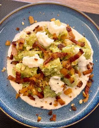 Ricetta Pasta al pesto di zucchine, crema di parmigiano e guanciale croccante di ipasticcidililyeteo