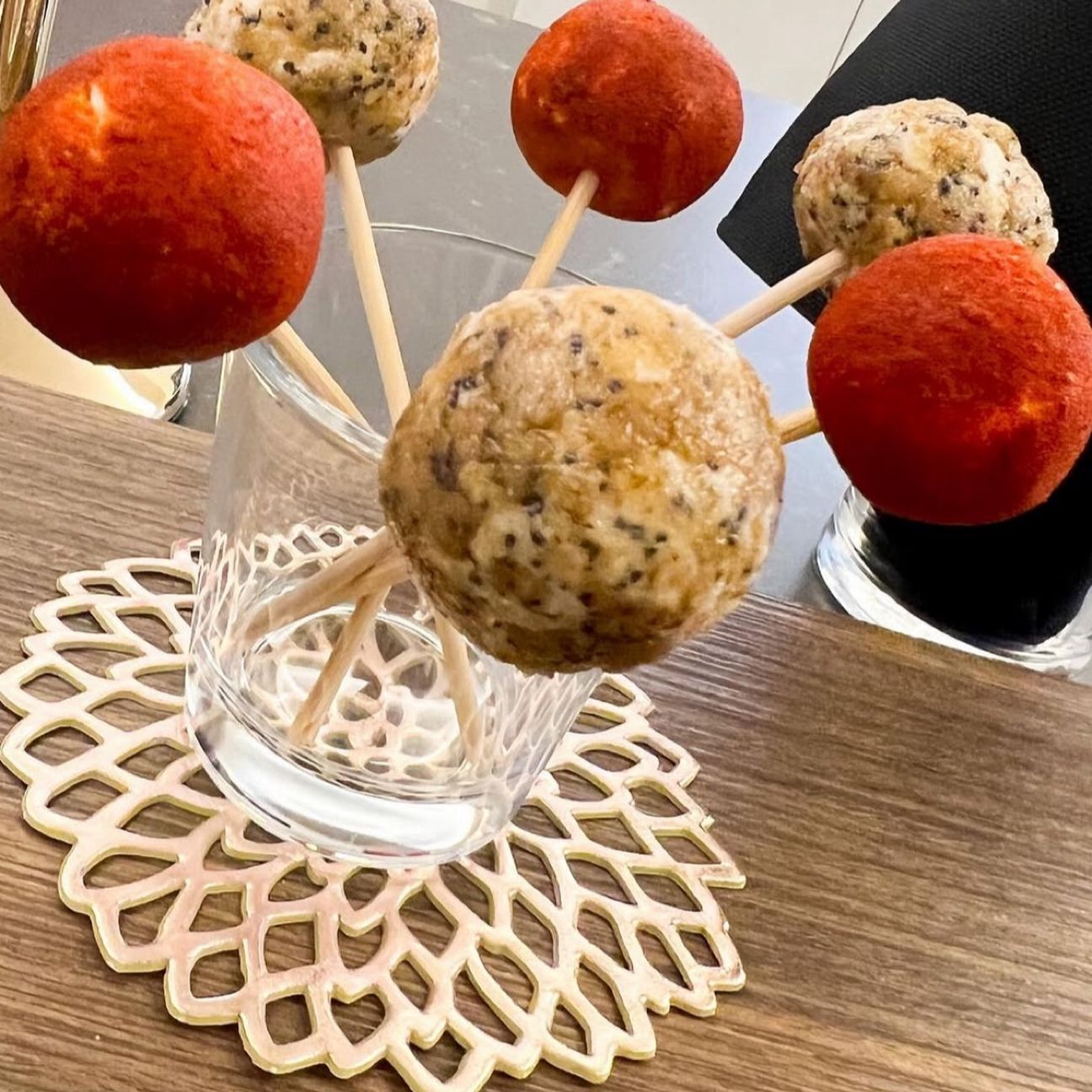 Lollipop, o palline, di caprino alla paprika e alle noci e semi di papavero