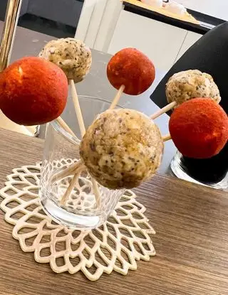 Ricetta Lollipop, o palline, di caprino alla paprika e alle noci e semi di papavero di ipasticcidililyeteo