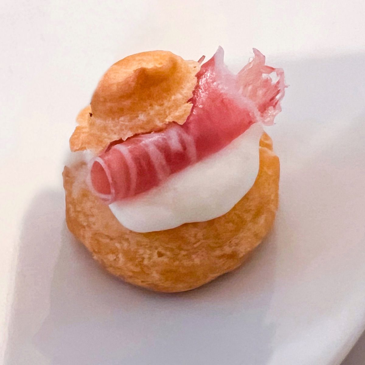 Bigné salati squaquerone, maionese e prosciutto crudo