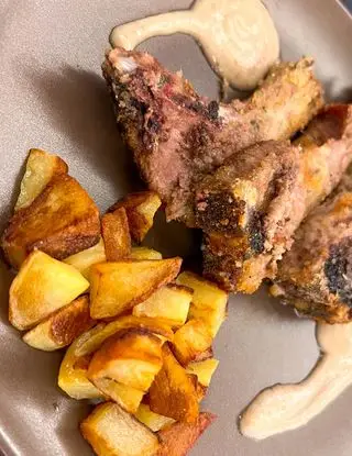 Ricetta Costolette di agnello con panura alle erbe e salsa al pepe rosa di ipasticcidililyeteo