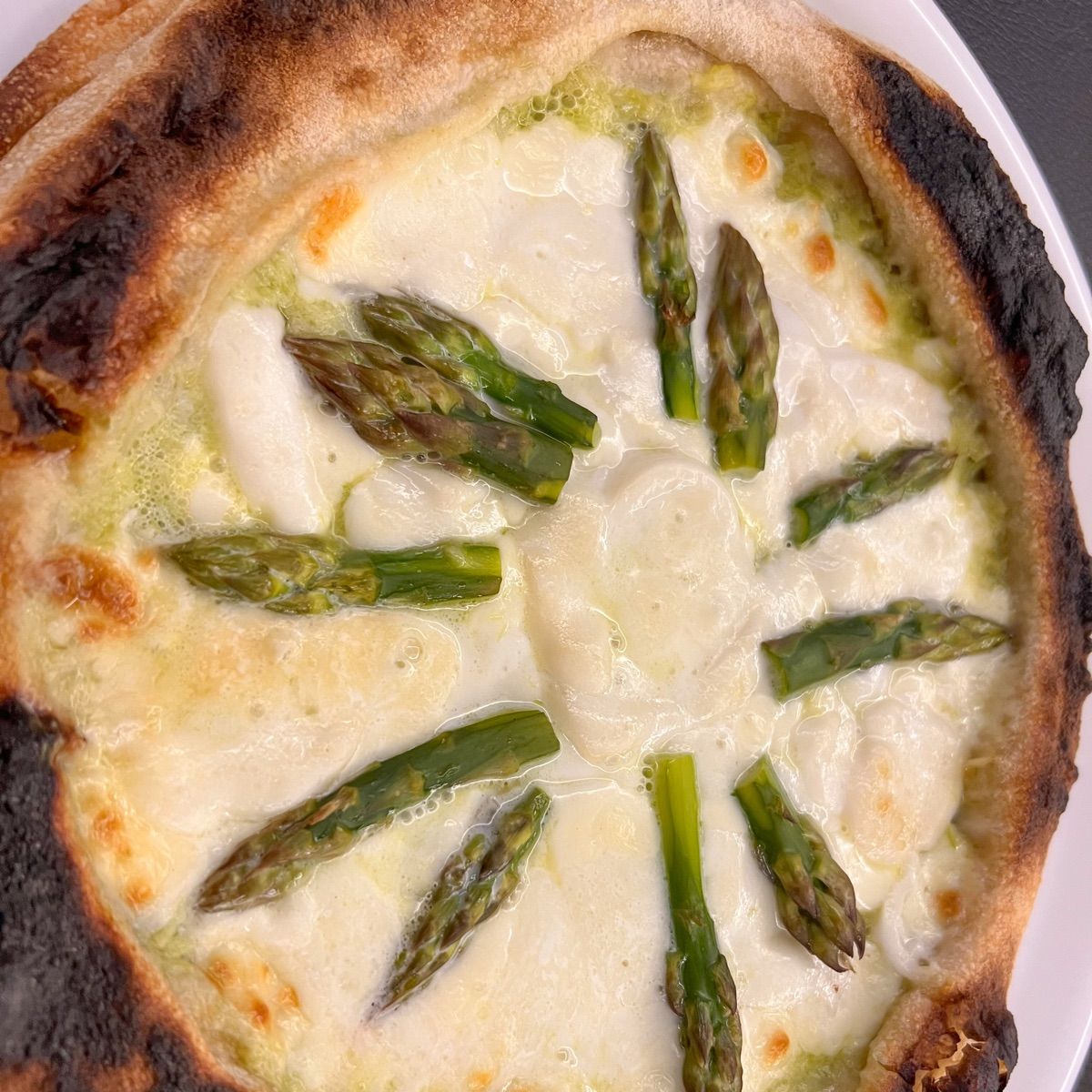 Pizza alla crema di asparagi, mozzarella e bufala