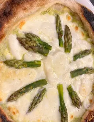 Ricetta Pizza alla crema di asparagi, mozzarella e bufala di ipasticcidililyeteo