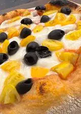 Ricetta Pizza con salsa di datterini gialli, datterini gialli e olive nere