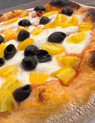 Ricetta Pizza con salsa di datterini gialli, datterini gialli e olive nere di ipasticcidililyeteo