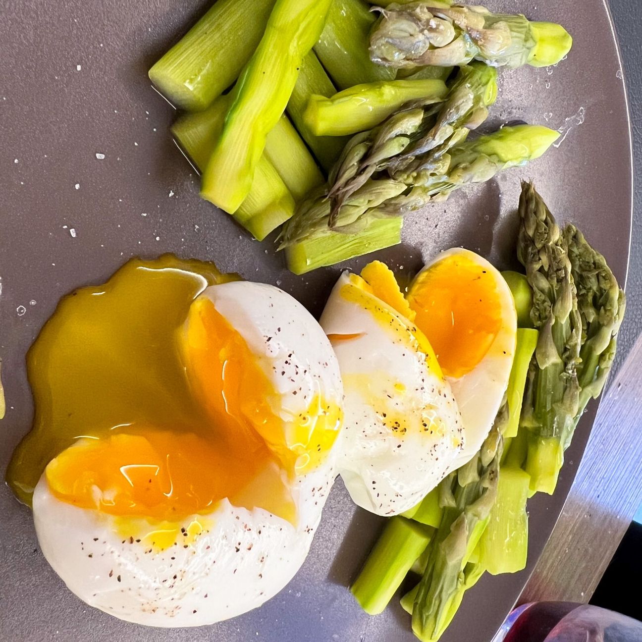 Uova poché con asparagi