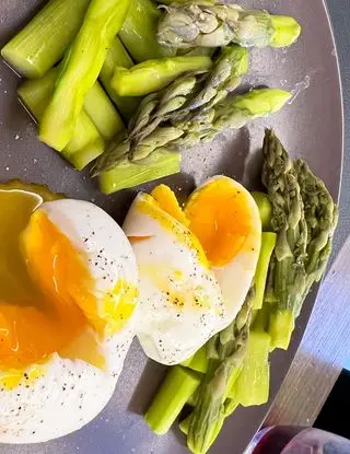 Ricetta Uova poché con asparagi di ipasticcidililyeteo