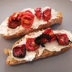 Ricetta Bruschette con feta e pomodori confit