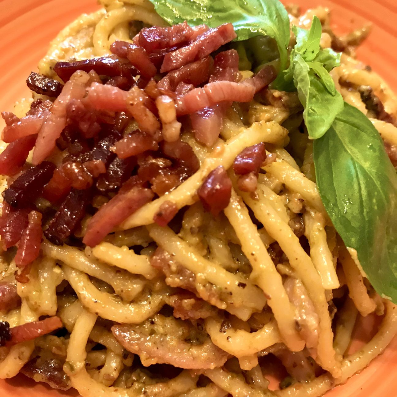 Spaghetti con crema di pistacchio e speck