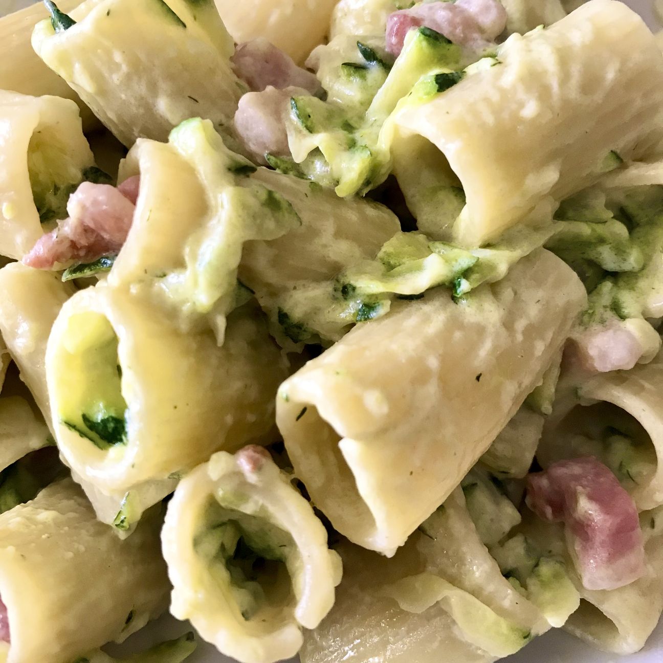 Mezze maniche con zucchine, robiola e pancetta