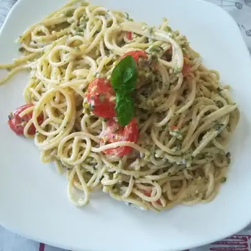 Ricetta Spaghetti con crema di ricotta e pistacchi con pomodorini di noemi