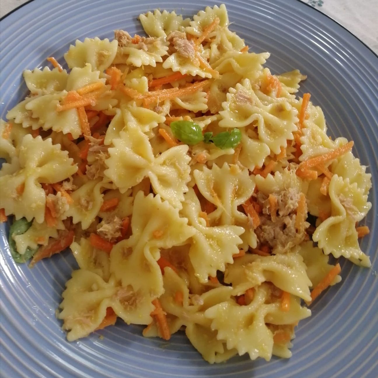 Farfalle con tonno, carote e succo di limone