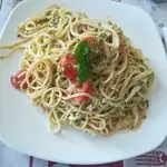 Ricetta Spaghetti con crema di ricotta e pistacchi con pomodorini