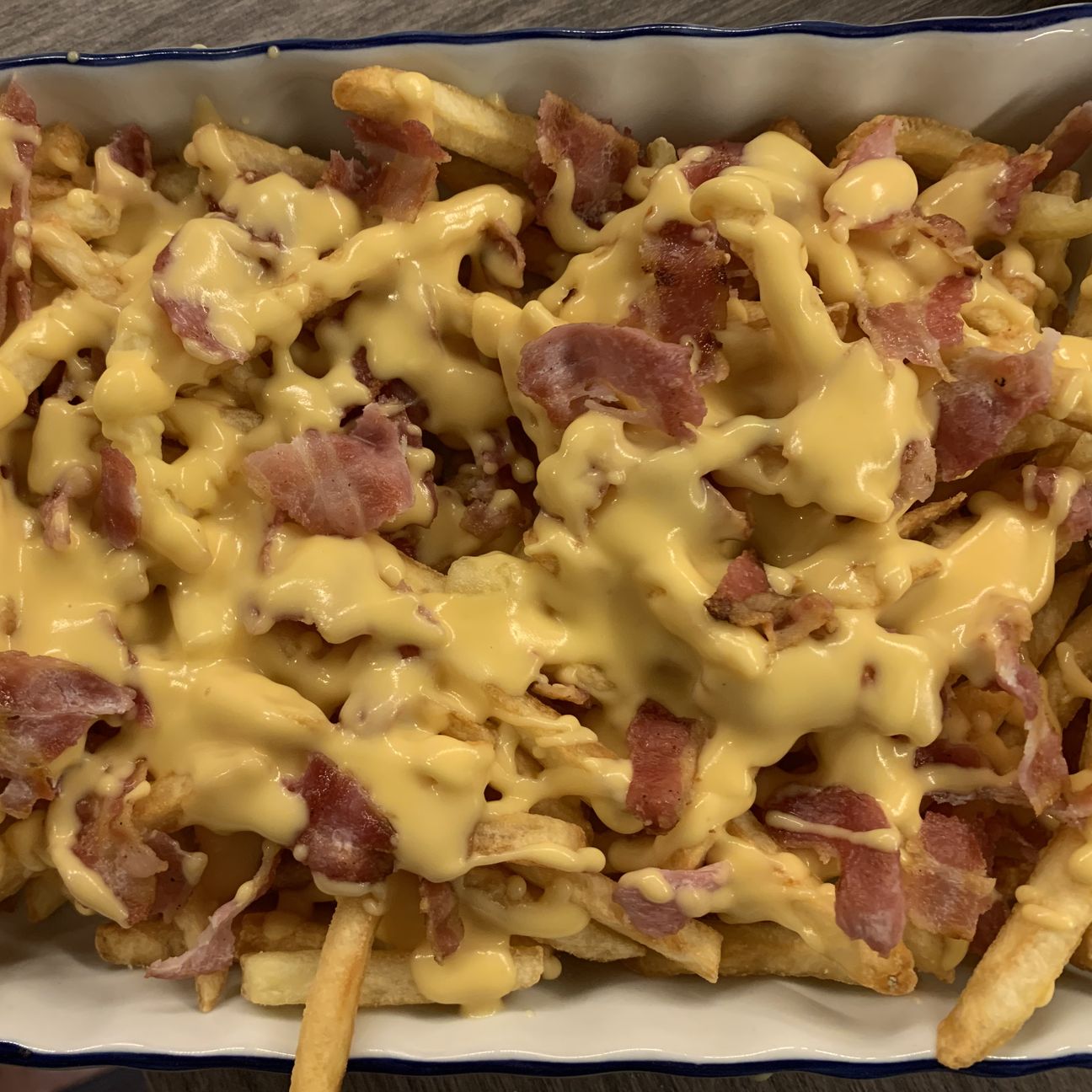 Patatine con salsa cheddar e bacon croccante