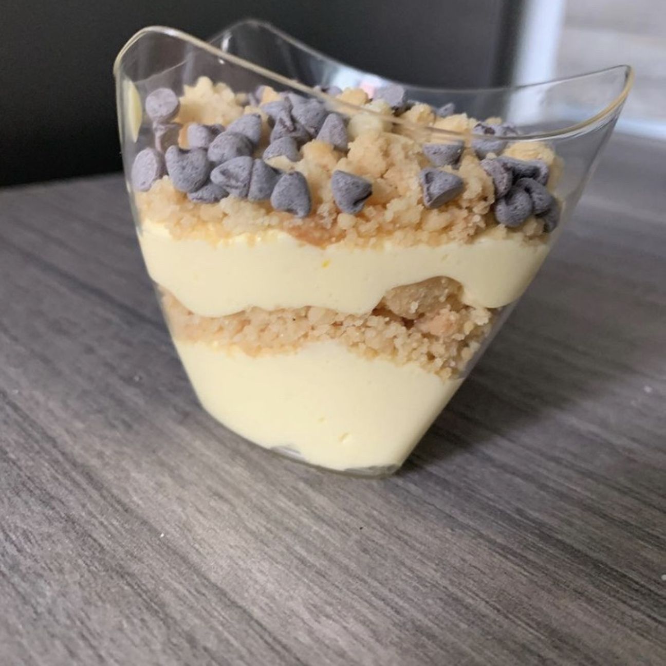 Crema al mascarpone con crumble e gocce di cioccolato