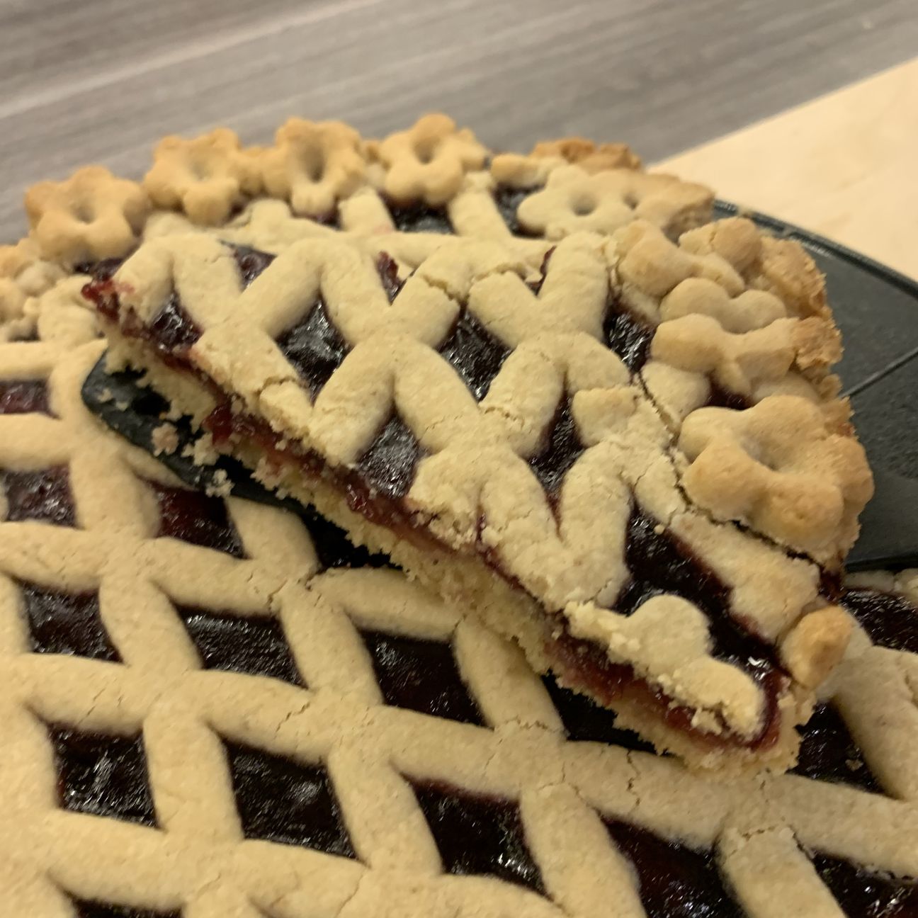 Crostata con frolla alle nocciole e marmellata di ciliegie