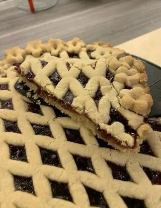 Ricetta Crostata con frolla alle nocciole e marmellata di ciliegie di Ricettedalsaporesemplice