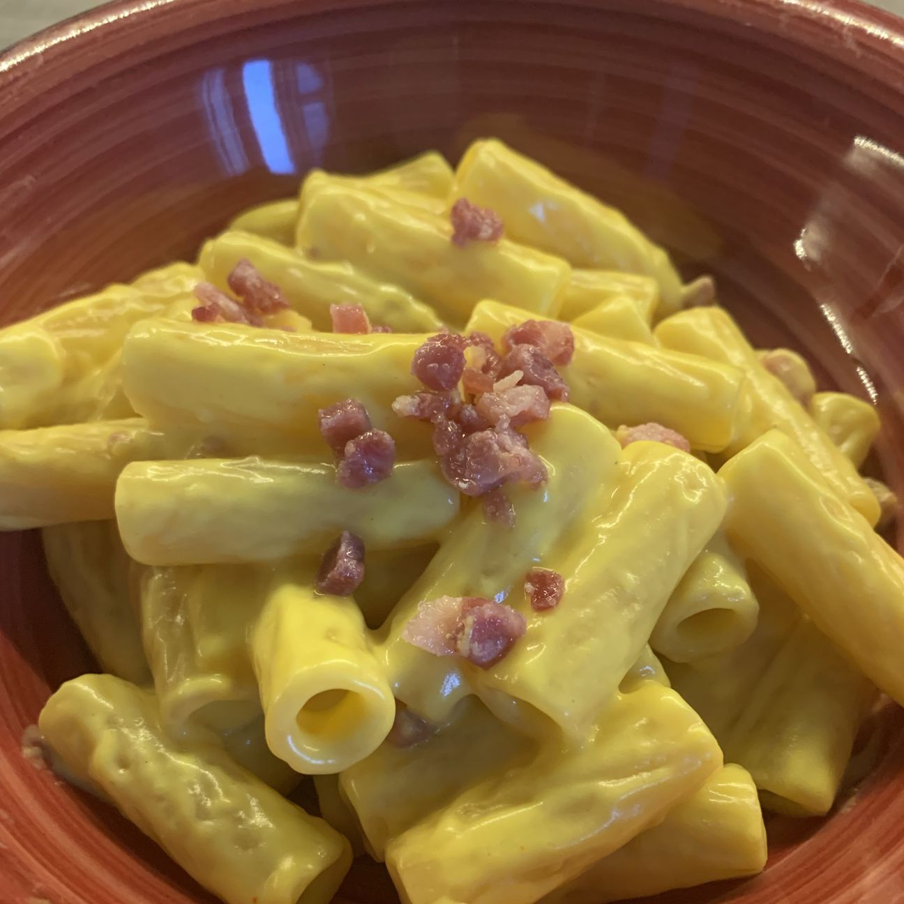 Rigatoni con crema di zafferano e pancetta croccante