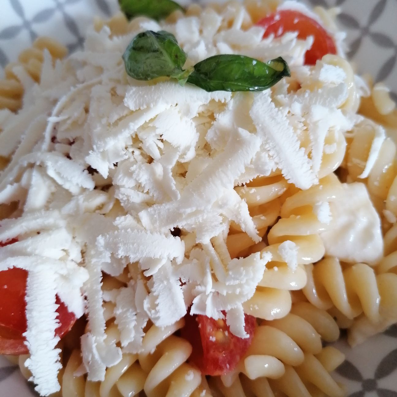 Fusilli freddi con pomodori, mozzarella e cacio
