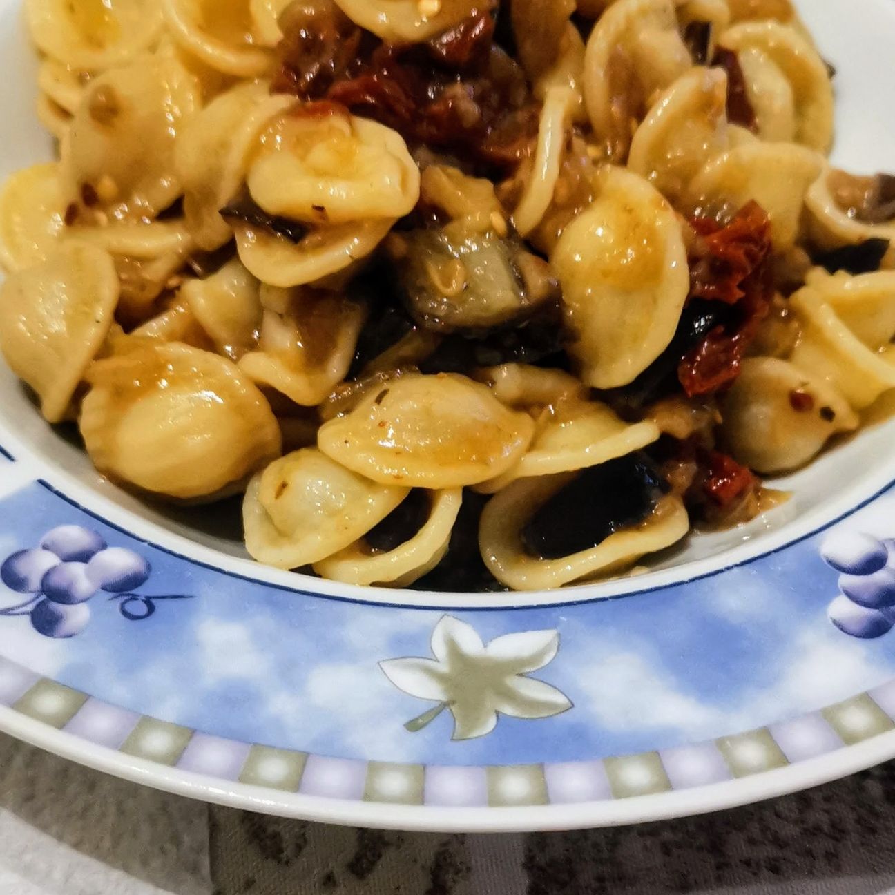 Orecchiette con melanzane e pomodori secchi