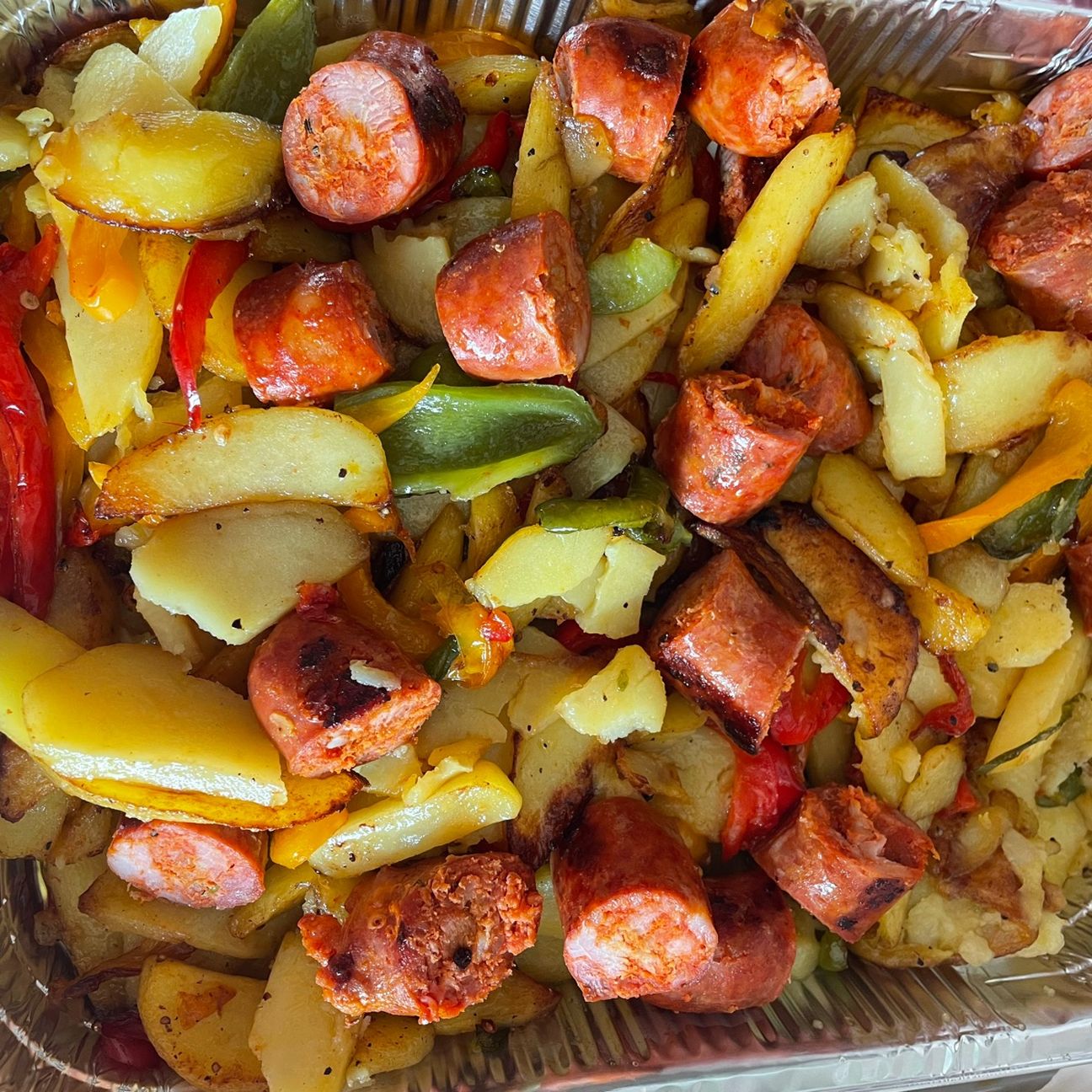 Peperoni, patate e salsiccia