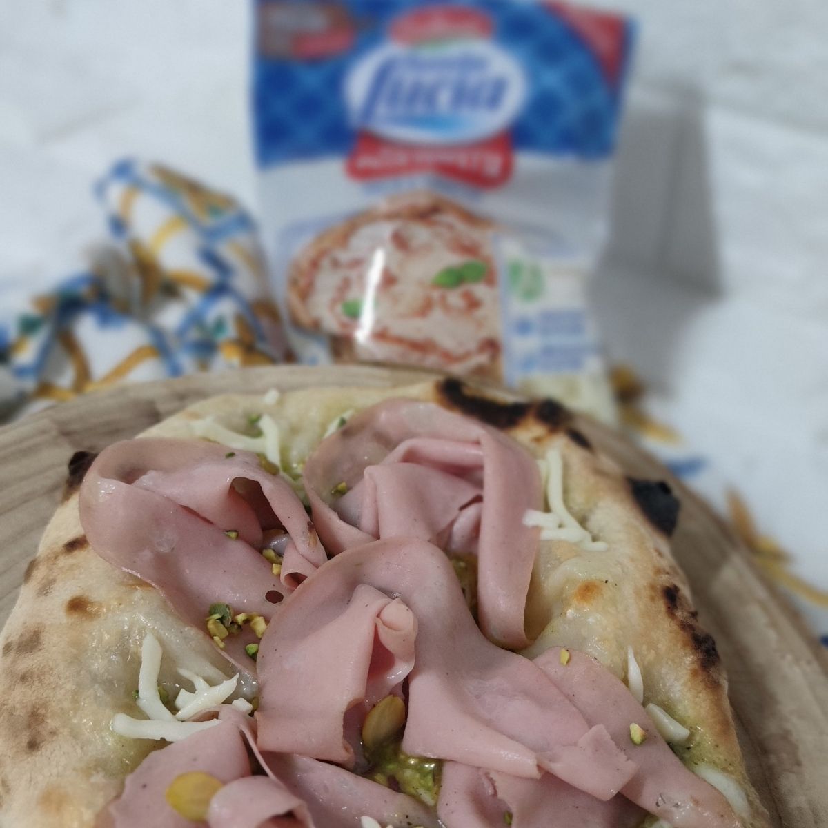 Pizza rose di mortadella