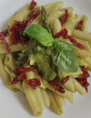 Ricetta Penne con asparagi e pomodori secchi croccanti di Pasticciando