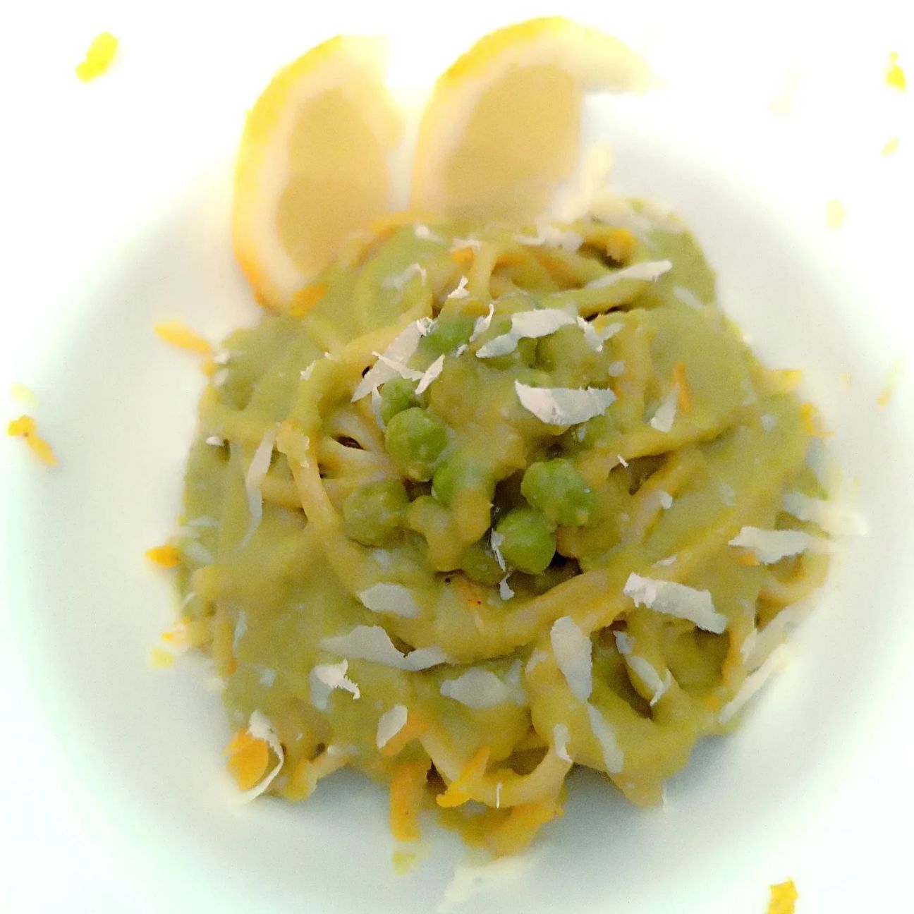 Linguine con crema di piselli limone e formaggio pecorino.