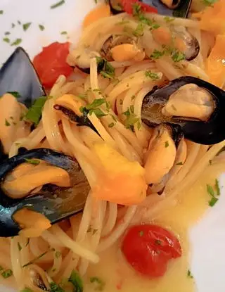 Ricetta Spaghetti con cozze e pomodorini datterini gialli e rossi. di nunziamarzocco