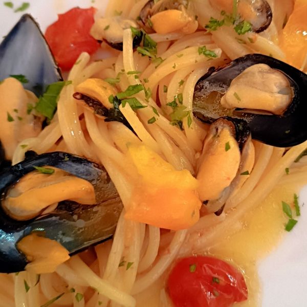 Spaghetti Con Cozze E Pomodorini Datterini Gialli E Rossi Al Ta