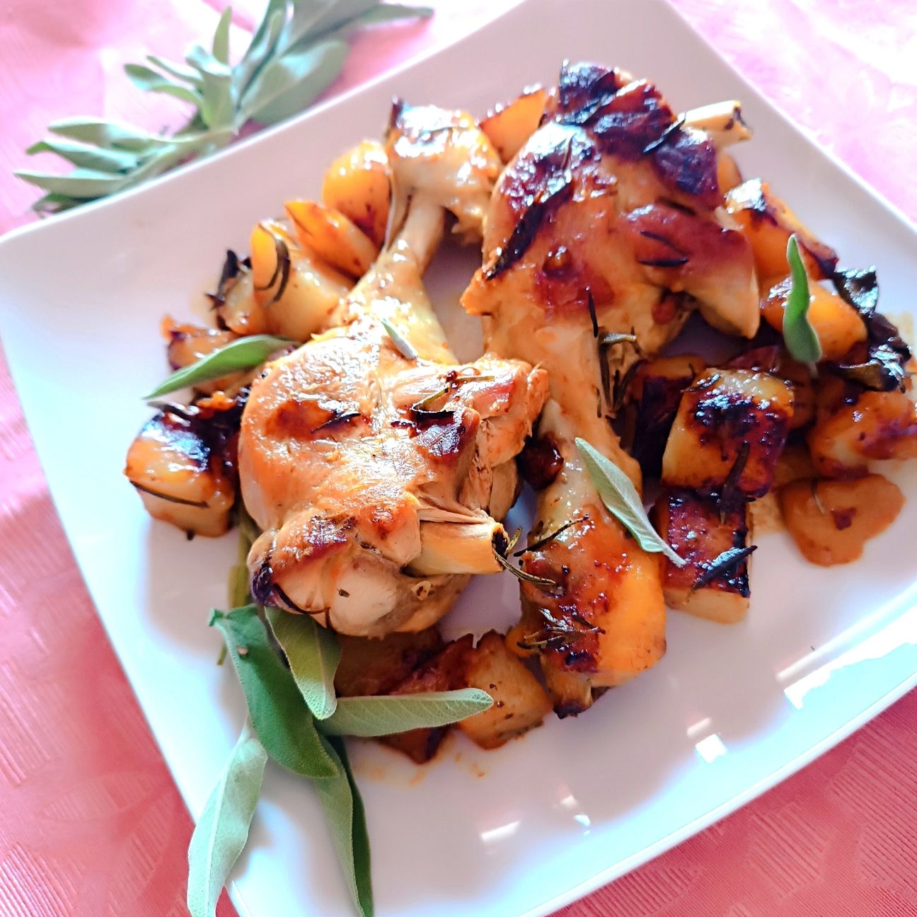 Pollo con salsa e rosmarino cottura in padella.