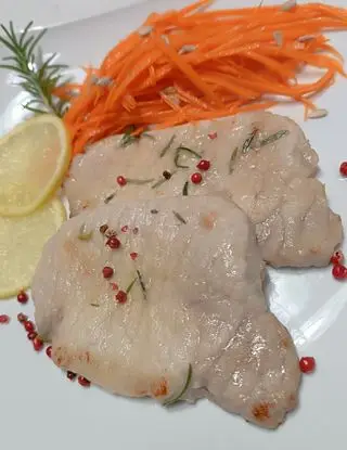 Ricetta Scaloppine di lonza di maiale con salvia rosmarino e pepe rosa. di nunziamarzocco