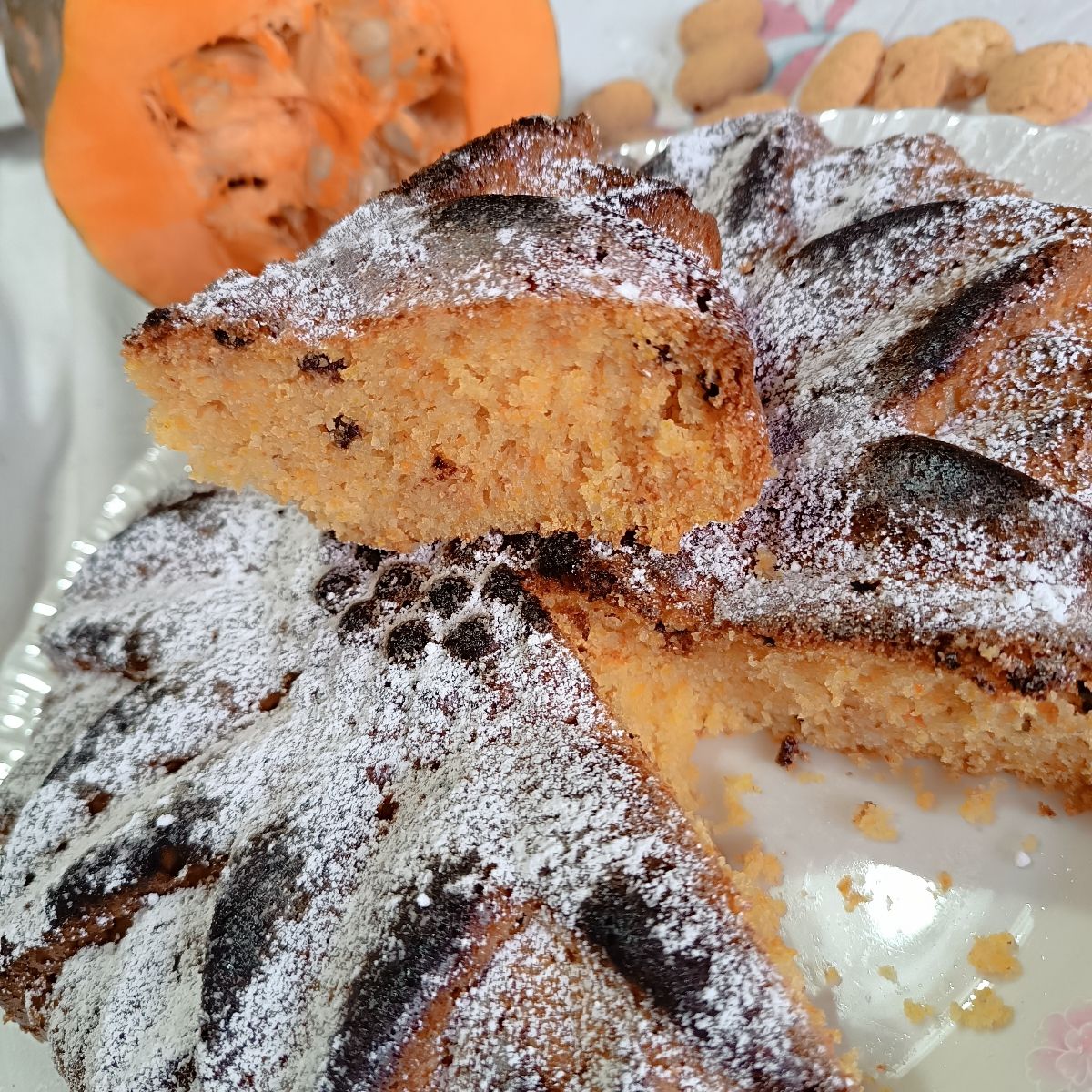 Torta alla zucca con amaretti mandorle e gocce di cioccolato.