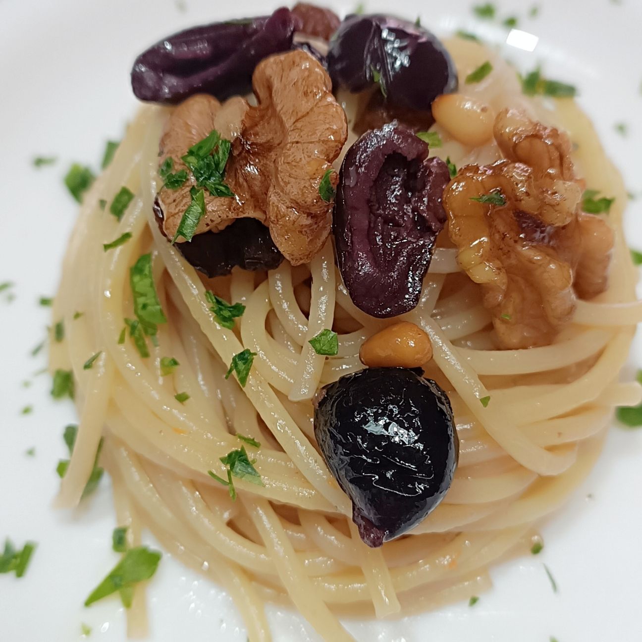 Spaghetti aglio e olio e frutta secca