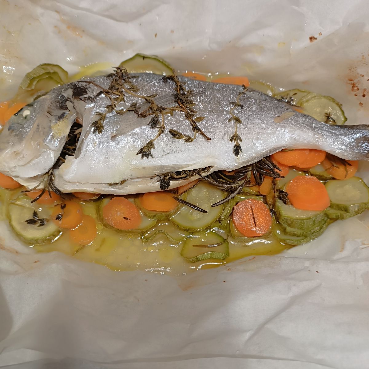 Orata al cartoccio con zucchine e carote 🥕