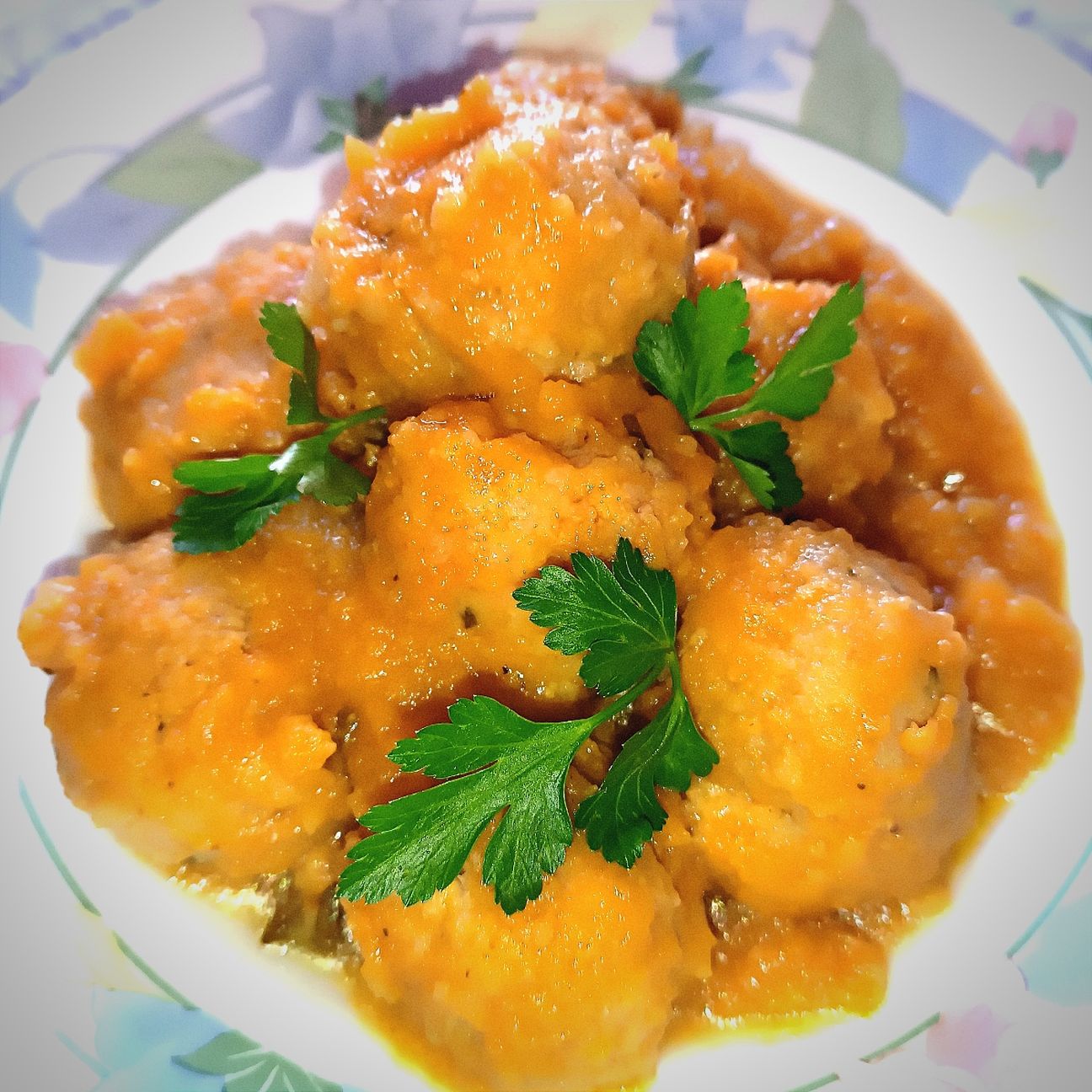 Polpette con sugo di datterini gialli.