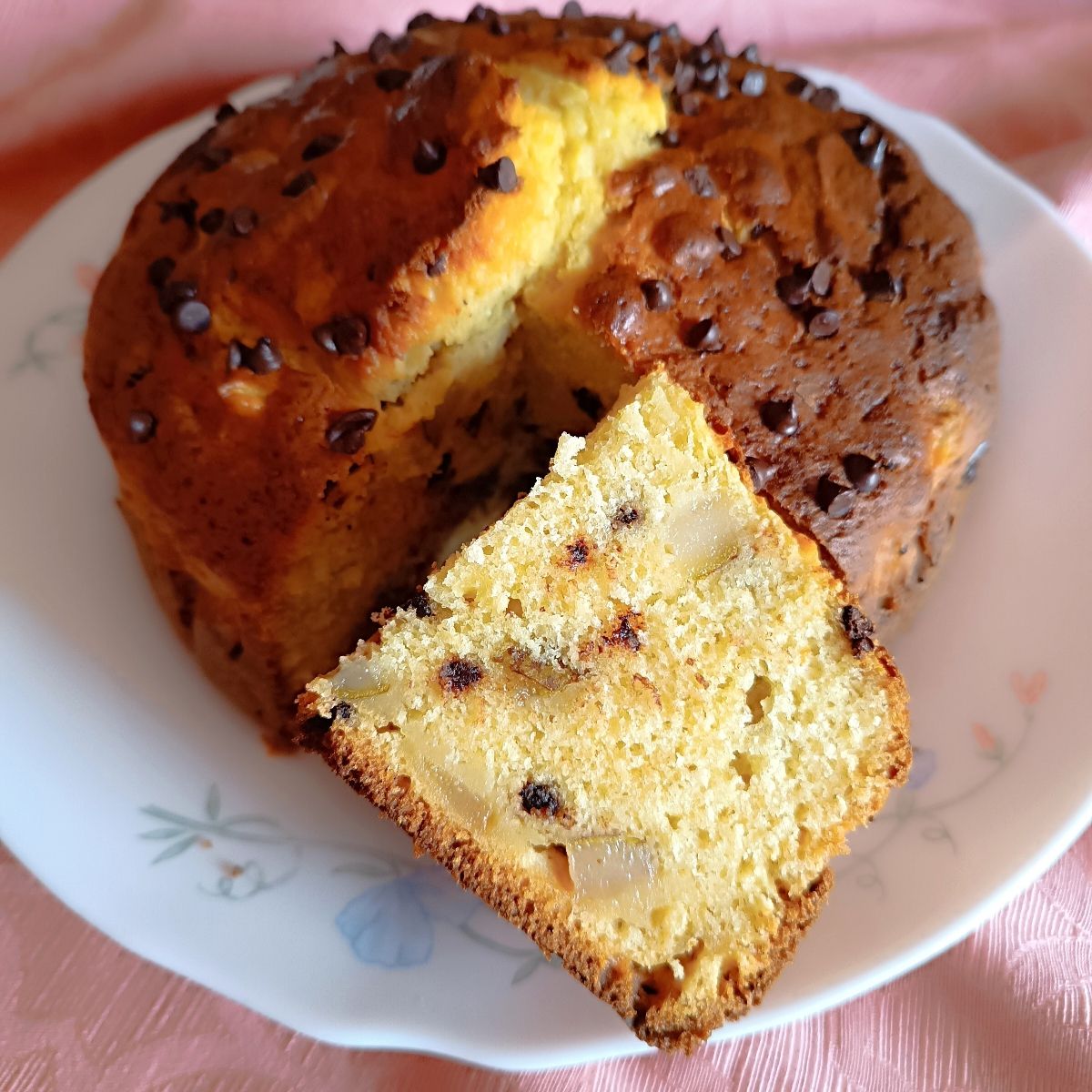 Torta di ricotta con pere e gocce di cioccolato fondente.