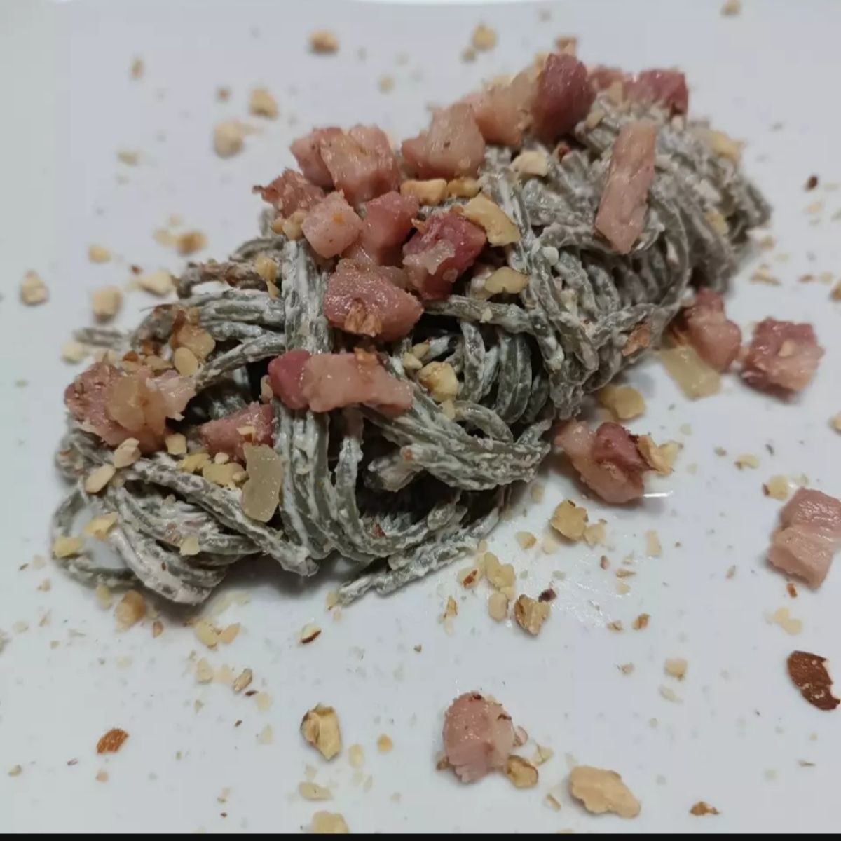 Spaghetti alla spirulina con formaggio spalmabile senza lattosio.